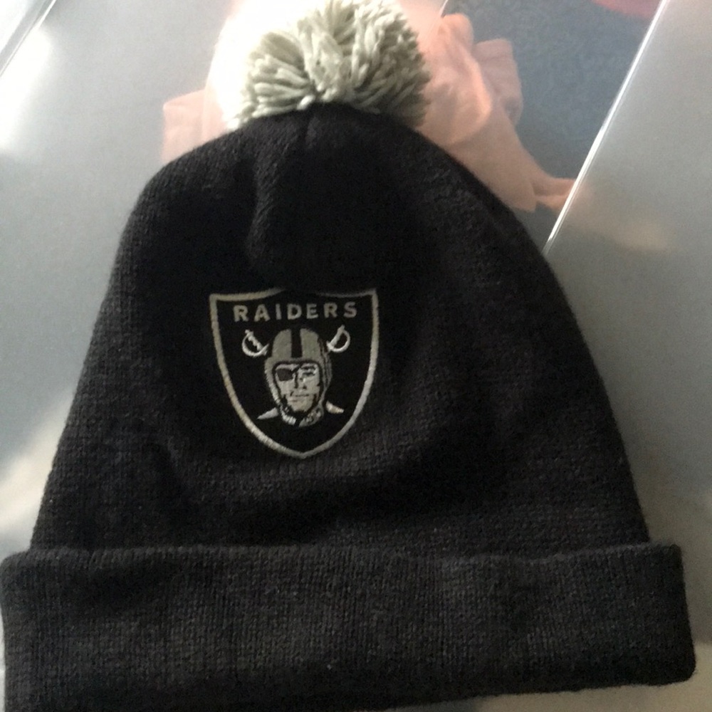 Mitchell & Ness Raiders Beanie with PomPom